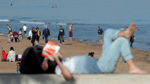 28/12/2019.- Varias personas disfrutan del buen tiempo en el último fin de semana del año en la playa de la Malvarrosa, Valencia, este sábado. EFE/Kai Försterling 28/12/2019.- Varias personas disfrutan del buen tiempo en el último fin de semana del año en la playa de la Malvarrosa, Valencia, este sábado. EFE/Kai Försterling