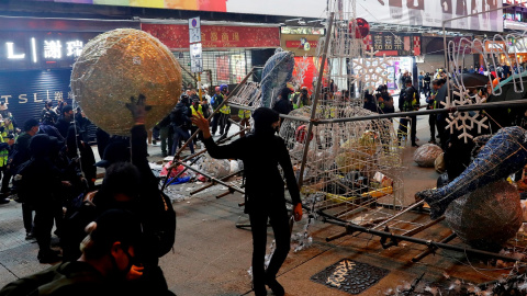 Manifestantes destrozan el decorado navideño en Hong Kong durante la celebración del año nuevo. / REUTERS