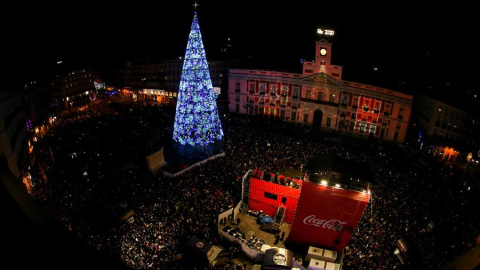 Miles de personas se reúnen en la plaza de la Puerta del Sol para festejar la llegada del Año Nuevo durante la noche de este martes y la madrugada del miércoles 1 de enero de 2020, en Madrid (España). EFE/ David Fernández