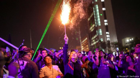 Miles de manifestantes se congrega en la plaza Italia de Santiago para celebrar un "Año Nuevo con Dignidad". Reuters