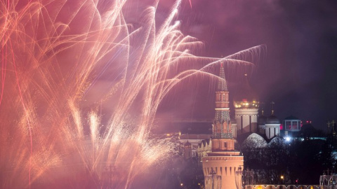 Fuegos artificiales adornar el cielo durante las celebraciones de Año Nuevo en Moscú. Reuters
