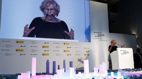 La alcaldesa de Madrid, Manuela Carmena, durante la presentación de la maqueta del proyecto Madrid Nuevo Norte. EFE La alcaldesa de Madrid, Manuela Carmena, durante la presentación de la maqueta del proyecto Madrid Nuevo Norte. EFE