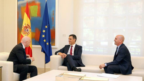 Pedro Sánchez durante el encuentro que ha mantenido con el presidente de la Federación Española de Fútbol, Luis Rubiales (derecha), y el presidente de la FIFA, Gianni Infantino (izquierda). | (FERNANDO CALVO | EFE) Pedro Sánchez durante el encuentro que ha mantenido con el presidente de la Federación Española de Fútbol, Luis Rubiales (derecha), y el presidente de la FIFA, Gianni Infantino (izquierda). | (FERNANDO CALVO | EFE)