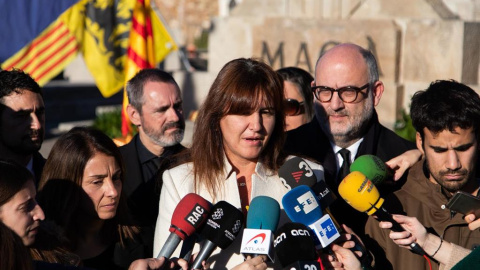La portavoz del Grupo Junts per Catalunya en el Congreso de los Diputados, Laura Borràs, realiza una declaración ante los medios de comunicación durante la ofrenda floral a la tumba de Francesc Macià, en Montjuic (Barcelona) a 25 de diciembre de 2019. La portavoz del Grupo Junts per Catalunya en el Congreso de los Diputados, Laura Borràs, realiza una declaración ante los medios de comunicación durante la ofrenda floral a la tumba de Francesc Macià, en Montjuic (Barcelona) a 25 de diciembre de 2019.