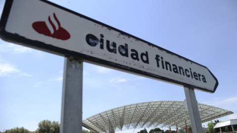 Una señal de tráfico indica la entrada de la Ciudad Financiera del Banco Santaner, su sede corporativa en la localidad madrileña de Boadilla del Monte. AFP/Curto de la Torre Una señal de tráfico indica la entrada de la Ciudad Financiera del Banco Santaner, su sede corporativa en la localidad madrileña de Boadilla del Monte. AFP/Curto de la Torre