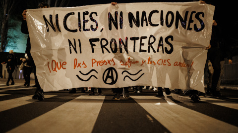 Una pancarta contra los Centros de Internamiento de Extranjeros (CIE) durante una manifestación en Madrid en diciembre de 2021. Una pancarta contra los Centros de Internamiento de Extranjeros (CIE) durante una manifestación en Madrid en diciembre de 2021.