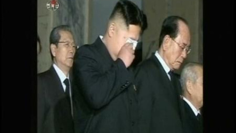 Kim Jong-un llora la muerte de su padre Kim Jong-un llora la muerte de su padre