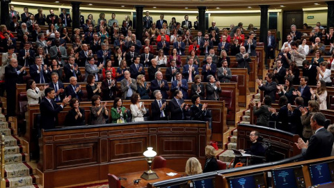 Los diputados del PSOE y de Unidas Podemos (d) se aplauden mutuamente tras las intervenciones de los portavoces Los diputados del PSOE y de Unidas Podemos (d) se aplauden mutuamente tras las intervenciones de los portavoces