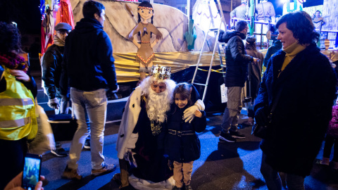 El rey Melchor, fotografiándose con un niña al finalizar la cabalgata de Hortaleza de 2019. SANDRA BLANCO El rey Melchor, fotografiándose con un niña al finalizar la cabalgata de Hortaleza de 2019. SANDRA BLANCO