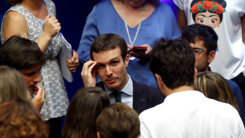 El presidente del PP y diputado por Ávila, Pablo Casado, habla con los periodistas tras su comparecencia en la sede del partido tras conocerse que la jueza ha pedido al Tribunal Supremo al considerar que existen "indicios" de delito por su máster.EFE/Ch El presidente del PP y diputado por Ávila, Pablo Casado, habla con los periodistas tras su comparecencia en la sede del partido tras conocerse que la jueza ha pedido al Tribunal Supremo al considerar que existen "indicios" de delito por su máster.EFE/Ch