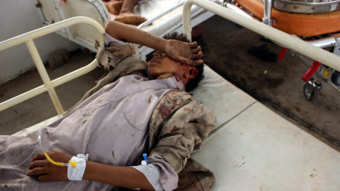Un niño yemení herido recibe atención médica en un hospital tras ser víctima de un ataque aéreo supuestamente perpetrado por la coalición de Arabia Saudí en Saada (Yemen). Foto: EFE / Stringer Un niño yemení herido recibe atención médica en un hospital tras ser víctima de un ataque aéreo supuestamente perpetrado por la coalición de Arabia Saudí en Saada (Yemen). Foto: EFE / Stringer
