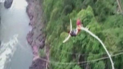 Una joven sobrevive tras romperse la cuerda con la que hacía puenting en las cataratas Victoria Una joven sobrevive tras romperse la cuerda con la que hacía puenting en las cataratas Victoria