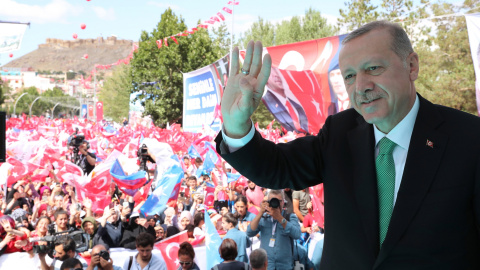 Fotografía cedida por el gabinete de prensa de la Presidencia de Turquía que muestra al presidente de Turquía, Recep Tayyip Erdogan, mientras saluda a sus seguidores a su llegada a los rezos del viernes en la ciudad de Bayburt (Turquía). EFE Fotografía cedida por el gabinete de prensa de la Presidencia de Turquía que muestra al presidente de Turquía, Recep Tayyip Erdogan, mientras saluda a sus seguidores a su llegada a los rezos del viernes en la ciudad de Bayburt (Turquía). EFE
