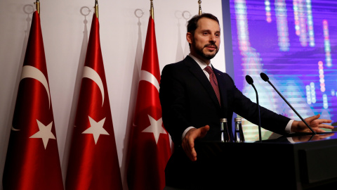 El ministro de Finanzas turco, Berat Albayrak, en la presentación ante un grupo de empresarios del "nuevo plan económico" para estabilizar las finanzas del país. REUTERS/Murad Sezer El ministro de Finanzas turco, Berat Albayrak, en la presentación ante un grupo de empresarios del "nuevo plan económico" para estabilizar las finanzas del país. REUTERS/Murad Sezer