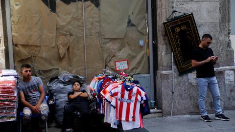 Vendedores de ropa en una calle de Estambul. REUTERS/Murad Sezer Vendedores de ropa en una calle de Estambul. REUTERS/Murad Sezer
