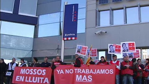 Cincuenta mossos ocupan una comisaría en Barcelona Cincuenta mossos ocupan una comisaría en Barcelona