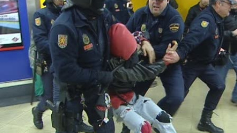 Duras cargas policiales en el metro de Madrid Duras cargas policiales en el metro de Madrid