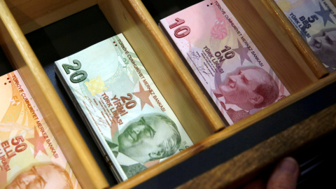 Billetes de liras turcas en una casa de cambio de moneda en Estambul. REUTERS/Murad Sezer Billetes de liras turcas en una casa de cambio de moneda en Estambul. REUTERS/Murad Sezer