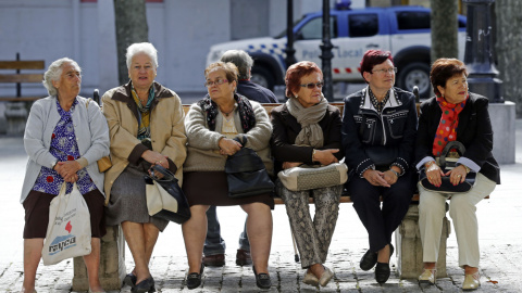 Varias mujeres mayores sentadas en un banco en el pueblo burgalés de Briviesca. AFP/César Manso Varias mujeres mayores sentadas en un banco en el pueblo burgalés de Briviesca. AFP/César Manso