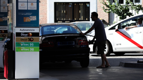 Un conductor pone gasolina en su vehículo en una gasolinera de Madrid. E.P./Jesús Hellín Un conductor pone gasolina en su vehículo en una gasolinera de Madrid. E.P./Jesús Hellín