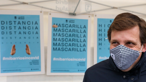 El alcalde de Madrid, José Luis Martínez-Almeida, durante su visita a un punto de información para prevenir la transmisión de la Covid-19 que Madrid Salud y SAMUR-Protección Civil han instalado en el distrito de Chamartín, en Madrid (España), a 28 