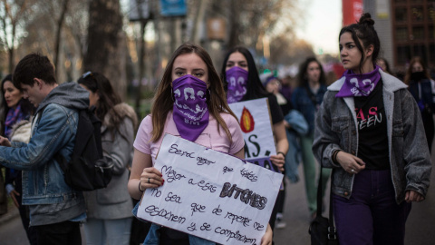 Varias chicas acuden a la manifestación del 8M en Madrid.-JAIRO VARGAS Varias chicas acuden a la manifestación del 8M en Madrid.-JAIRO VARGAS