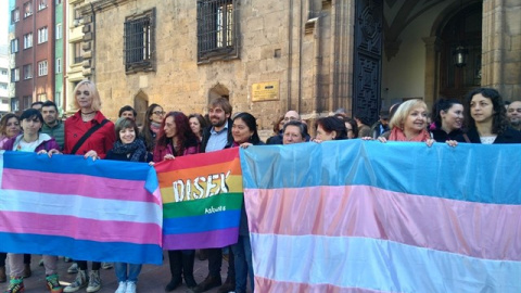 Daniel Ripa junto a personas de asociaciones transexuales de Asturias/EP Daniel Ripa junto a personas de asociaciones transexuales de Asturias/EP