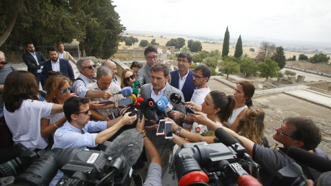 El presidente de Ciudadanos, Albert Rivera, atiende a los periodistas en Medina Azahara. E.P./Enrique Gómez El presidente de Ciudadanos, Albert Rivera, atiende a los periodistas en Medina Azahara. E.P./Enrique Gómez