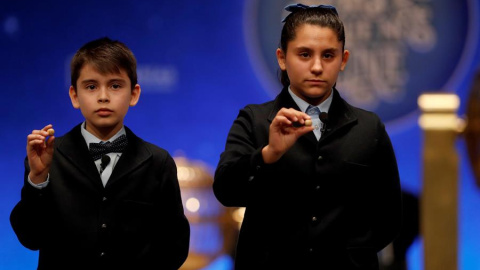 Los niños del colegio de San ildefonso Nerea pareja y Luis Alcides muestran las bolas con el número 41.710 que ha sido agraciado con el primero de los dos cuartos premios. /EFE Los niños del colegio de San ildefonso Nerea pareja y Luis Alcides muestran las bolas con el número 41.710 que ha sido agraciado con el primero de los dos cuartos premios. /EFE