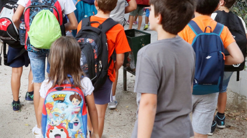 Varios niños a su llegada al Colegio Virgen del Cortijo de Madrid, en el primer día del curso escolar 2018-2019 que ha comenzado hoy en la Comunidad de Madrid y finalizará el 21 de junio de 2019 - EFE/Fernando Alvarado