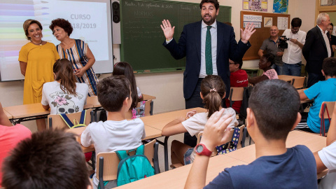 El presidente de la Región de Murcia Fernando López Miras acompañado por la consejera de educación Adela Martínez Cachá, esta mañana en el colegio Begastri de Cehegín en Murcia - EFE/Marcial Guillén