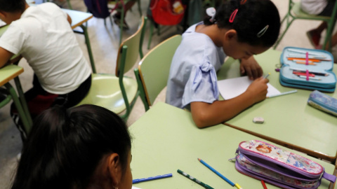 Los niños y niñas de Madrid realizan los primeros ejercicios del curso - EFE/Fernando Alvarado