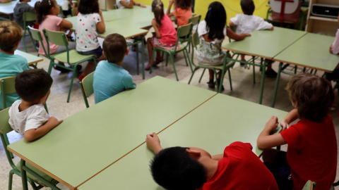 Los alumnos escuchan a la profesora en el primer día de clase del curso 2018-2019 - EFE/Fernando Alvarado