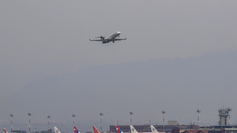 Un vuelo nacional de Yeti Airlines despega del aeropuerto de Katmandú con miembros del equipo de rescate para buscar el avión desaparecido de Tara Air, en el aeropuerto de Katmandú en Katmandú, Nepal, el 29 de mayo de 2022. Un vuelo nacional de Yeti Airlines despega del aeropuerto de Katmandú con miembros del equipo de rescate para buscar el avión desaparecido de Tara Air, en el aeropuerto de Katmandú en Katmandú, Nepal, el 29 de mayo de 2022.