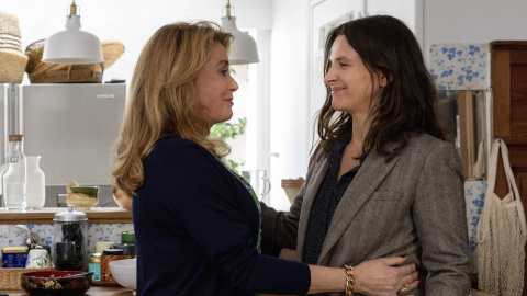 Catherine Deneuve y Juliette Binoche, en una escena de la película 'La verdad'