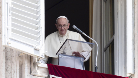Una imagen proporcionada por los medios del Vaticano muestra al Papa Francisco dirigiendo la oración del Regina Coeli desde la ventana de su oficina en la Ciudad del Vaticano, el 29 de mayo de 2022. Una imagen proporcionada por los medios del Vaticano muestra al Papa Francisco dirigiendo la oración del Regina Coeli desde la ventana de su oficina en la Ciudad del Vaticano, el 29 de mayo de 2022.