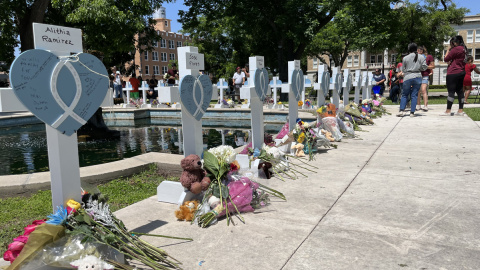 Personas visitan hoy las cruces instaladas en memoria de las 21 víctimas asesinadas el martes en la masacre de la escuela primaria Robb, en la plaza central de Uvalde, Texas (EE.UU). Personas visitan hoy las cruces instaladas en memoria de las 21 víctimas asesinadas el martes en la masacre de la escuela primaria Robb, en la plaza central de Uvalde, Texas (EE.UU).