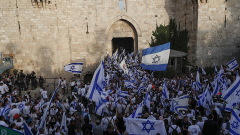 Los participantes llevan banderas israelíes durante la 'Marcha de la bandera' de derecha israelí junto a la puerta de Damasco de la Ciudad Vieja de Jerusalén, Jerusalén, el 29 de mayo de 2022. Los participantes llevan banderas israelíes durante la 'Marcha de la bandera' de derecha israelí junto a la puerta de Damasco de la Ciudad Vieja de Jerusalén, Jerusalén, el 29 de mayo de 2022.