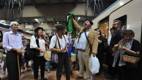 Protesta de 'Milana Bonita' en la estación de Atocha el Día de Extremadura./EFE