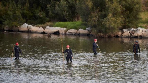 Agentes de los Mossos d'Escuadra y de los Bomberos, durante sus trabajos para encontrar al bebé en el río. / EFE Agentes de los Mossos d'Escuadra y de los Bomberos, durante sus trabajos para encontrar al bebé en el río. / EFE