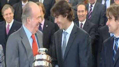 La expedición de la Copa Davis entrega una réplica de la ensaladera a los Reyes La expedición de la Copa Davis entrega una réplica de la ensaladera a los Reyes