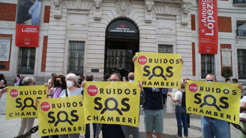 30/05/2022. Un grupo de vecinos del distrito de Chamberí participa en una concentración con pancartas donde se puede leer "STOP Ruidos, SOS Chamberí" en la Puerta del Sol, a 31 de mayo de 2021, en Madrid, (España). 30/05/2022. Un grupo de vecinos del distrito de Chamberí participa en una concentración con pancartas donde se puede leer "STOP Ruidos, SOS Chamberí" en la Puerta del Sol, a 31 de mayo de 2021, en Madrid, (España).