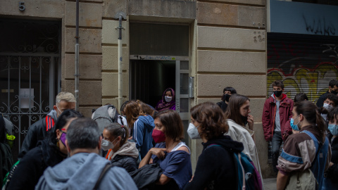 Imagen de archivo de un intento de desahucio en la calle Sant Vicenç, en el barrio barcelonés del Raval, el pasado 30 de abril de 2021. Imagen de archivo de un intento de desahucio en la calle Sant Vicenç, en el barrio barcelonés del Raval, el pasado 30 de abril de 2021.