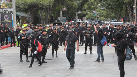 14/01/2020.- Estudiantes son rodeados por miembros de la Policía durante una protesta contra la investidura de Alejandro Giammattei como mandatario del Guatemala. EFE/ Norvin Mendoza 14/01/2020.- Estudiantes son rodeados por miembros de la Policía durante una protesta contra la investidura de Alejandro Giammattei como mandatario del Guatemala. EFE/ Norvin Mendoza