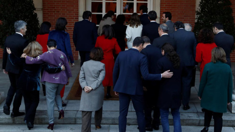 El presidente del Gobierno, Pedro Sánchez, el vicepresidente segundo, Pablo Iglesias, y el resto de los miembros del Gobierno de coalición, tras posar para la foto de familia del gabinete, antes de la reunión de su primer Consejo de Ministros en el Pal El presidente del Gobierno, Pedro Sánchez, el vicepresidente segundo, Pablo Iglesias, y el resto de los miembros del Gobierno de coalición, tras posar para la foto de familia del gabinete, antes de la reunión de su primer Consejo de Ministros en el Pal