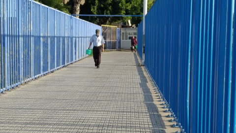 Un hombre cruza el paso fronterizo de Beni Enzar, entre Marruecos y Melilla, este martes 31 de mayo. Un hombre cruza el paso fronterizo de Beni Enzar, entre Marruecos y Melilla, este martes 31 de mayo.