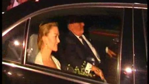 La pareja llega entre gritos de "¡Vivan los novios!" La pareja llega entre gritos de "¡Vivan los novios!"