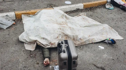 Cuerpo cubierto de una de las víctimas en el lugar donde la familia de Sergii fue salvajemente asesinada por los rusos Cuerpo cubierto de una de las víctimas en el lugar donde la familia de Sergii fue salvajemente asesinada por los rusos