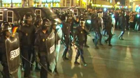 Violentos enfrentamientos con la policía en Valencia Violentos enfrentamientos con la policía en Valencia