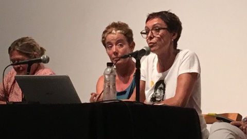 Un moment del col·loqui d'aquesta tarda als Lluïsos de Gràcia de Barcelona, durant la intervenció de Montse Bassa. / Euskal Etxea BCN Un moment del col·loqui d'aquesta tarda als Lluïsos de Gràcia de Barcelona, durant la intervenció de Montse Bassa. / Euskal Etxea BCN